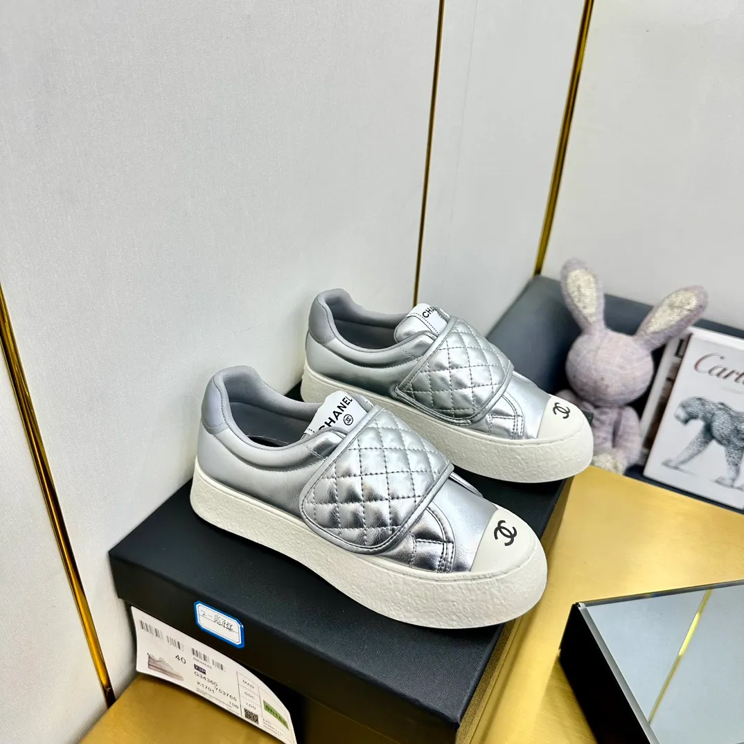 👟👟Ex-factory price 600👟👟 Chanel bread shoes ~ original calfskin panda shoes Chanel 25C latest hot style panda black and white sports shoes casual sneakers Xiaoxiang hot item classic black and white panda color coco girls must pay Fabric: original custom mixed sheepskin lining: original imported breathable mesh lining outsole: Original molded rubber + TPU combination Size: Women's 35-40